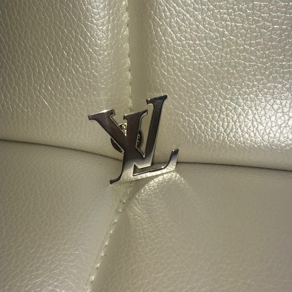 Louis Vuitton pin silver color counter staff - Picture 3 of 7